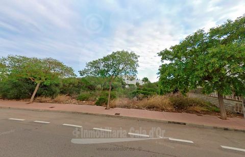 Excellent investment. Urban plot of 478 m2 with possibility to built a detached family house on two floors measuring 166 m2 with private pool, porches and basement (request urban norms) It has all services finished and paid for : water, electricity a...