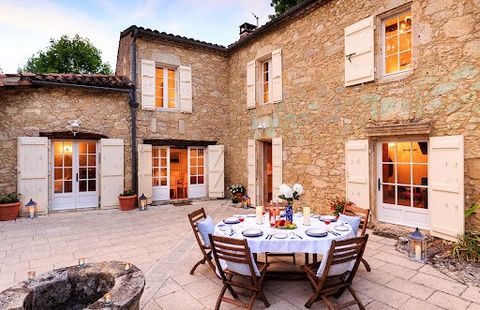 10 minutes from Nérac, beautiful property in the heart of the Lot and Garonne countryside displaying all its charm both inside and outside. This former Templar of 210m2 in which all the old services have been preserved and renovated (stone fireplace,...