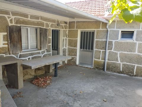 House with ground floor, 1st floor and backyard. On the ground floor, in addition to a storage area, there is also a working wine press, where you can make your wine. On the 1st floor you will find 2 bedrooms, kitchen, living room and bathroom. In th...