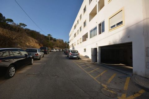 Entrepôt de 646 m2 et garage de 175 m2, soit un total de 821 m2, situés Rua 5 de Outubro, à Baixa de Albufeira. Deux articles réunis dans un seul espace avec une seule entrée. Copropriété : 102 /mois