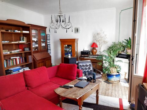 The micro immo agency by MYclermont, agency with reduced fees, offers for sale this beautiful bright apartment, located in a quiet one-way street in the heart of the city of Vichy, a spa town classified as a UNESCO World Heritage Site. Small condomin...