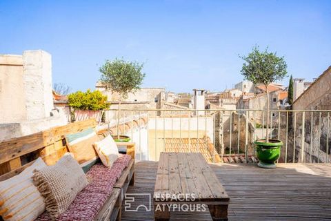 Located in the heart of the village of Saint-Rémy-de-Provence, this town house has a surface area of 112m2 on three levels. The vaults, exposed stones and fireplaces affirm the authentic and warm character of this traditional dwelling. The entrance o...