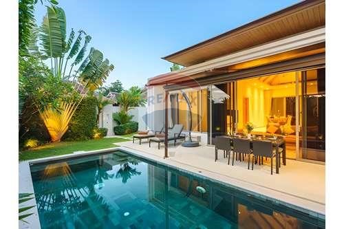 Luxe villa te koop in Trichada Tropical, Choeng Thale, Bangtao Phuket Ontsnap naar je eigen privéparadijs in Trichada Tropical, genesteld in het hart van Choeng Thale, Phuket. Dit exclusieve huis- en villaproject, voltooid in oktober 2019, biedt een ...