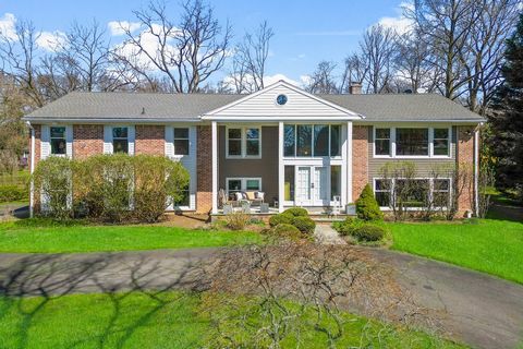 Discover a rare opportunity to gain entry to one of the most private and revered neighborhoods in all of Westchester County. Close to Larchmont Village and downtown New Rochelle, and nestled within the tony, waterfront enclave of Premium Point, this ...