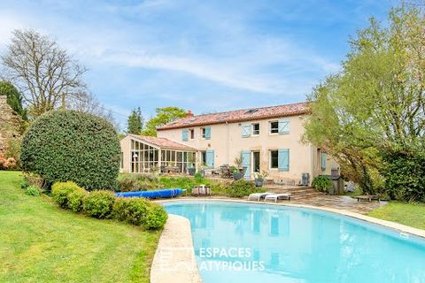 In the municipality of Saint Georges de Pointindoux, this house with 207 m² of living space and its approximately 27 m² rental unit are surrounded by nearly 12000 m² of peaceful hamlet land. Dating back to the late eighteenth century, the ensemble co...