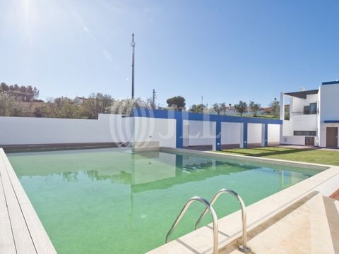 3-bedroom villa with a total construction area of 162 sqm, located in the Cerca da Vinha condominium in the center of Cercal de Alentejo, in a residential area, 110 meters from Litoral supermarket and 300 meters from Escola Básica 1 Nº 2 Cercal do Al...