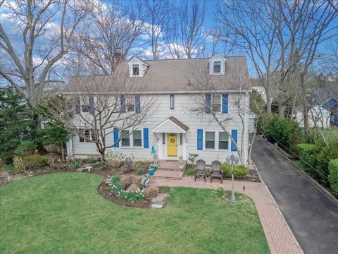 Fabulous 4BR, 3 Bath, Center-Hall Colonial on quiet street in desirable Baxter Estates, combining modern amenities with traditional touches. 1st floor: Huge Country Kitchen with direct patio access, Granite countertops, large center-island, Chef's Ga...