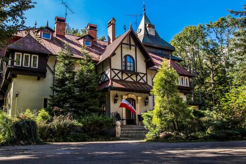 BEAUTIFUL RESIDENCE FOR SALE IN ŁÓDŹ. The offered property is a nineteenth-century hunting lodge currently serving as a residential and guesthouse, located in a nature reserve – this picturesque place forming a dense forest complex is located a few m...