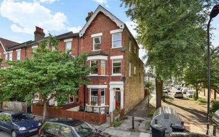 2-bedroom apartment in Penge. 2-bedroom apartment in Penge. A charming split level two bedroom apartment, offering a generous amount of living space throughout and finished to a contemporary decor. Comprising two bedrooms, two bathrooms and an open p...