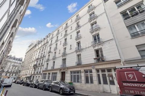 Paris 11th, Charonne/Voltaire. We propose to you, within a beautiful building, a 90 sqm apartment. It consists of: an entrance with a separate toilet, a living room and a dining room facing the street, a kitchen, two bedrooms, an office, two bathroom...