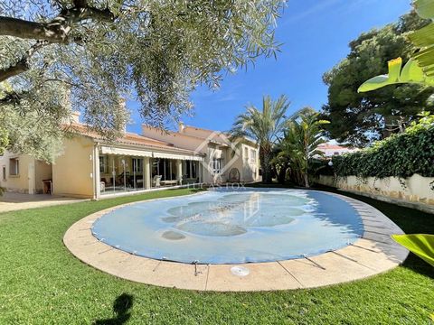 House with unbeatable features, spacious and sunny, in a quiet place near the beach. This beautiful villa is located in a very green, peaceful neighbourhood, where the only noise you hear is the song of the birds. Walking about 8 minutes, you can rea...