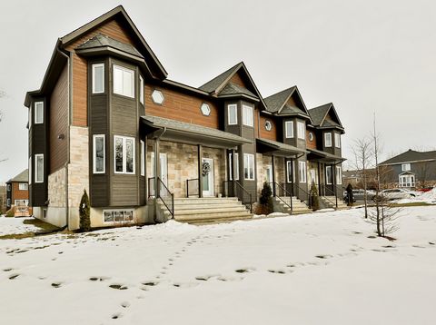 Wonderful townhouse! Corner Unit! Located a few minutes from P1 of the Bromont mountain, this property is perfect to be able to enjoy all the sports and leisure activities of the area. Whether it's a primary or secondary residence, there's something ...