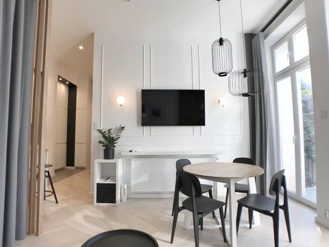 Beautiful, bright, comfortable and luxurious apartment in the very center of Krakow. The cosiest place in the city : an ideal location between Kazimierz and the historic city center (5 minutes walk), close to everywhere on foot. The flat is located i...