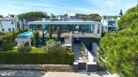 Located in Vale do Lobo. Step into luxury living with this contemporary 4-bedroom villa nestled in the prestigious Vale do Lobo Resort, offering an ideal fusion of elegance and convenience. Perfectly situated within walking distance to the beach, gol...