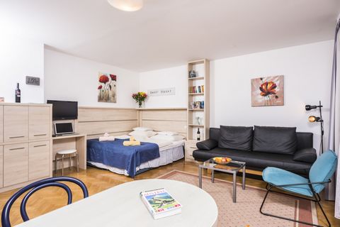 The 40m² apartment is the ideal combination of living in the city and comfort in the green. It has a living-bedroom with a view into the garden, an ante room and a bathroom with bath tub. The terrace in your private garden invites you to enjoy. Suita...