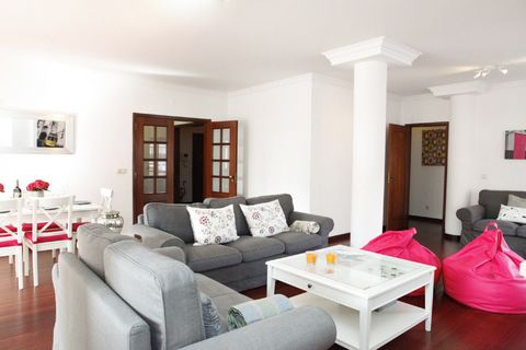 Apartment with 3 bedrooms and 2 bathrooms, accommodates 8 guests. Terrace, heating, garage, Wi-Fi and satellite TV. Building with elevator. Located on the tab 20 minutes walk from the center of Cascais The apartment is located on a 1st floor, in a mo...