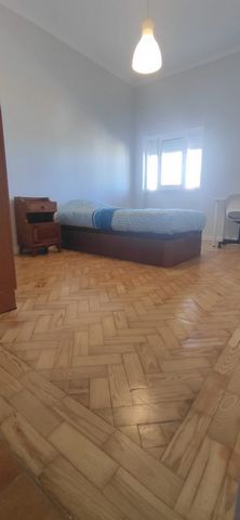 Excellent location Well situated apartment, with a pleasant, incredible view of the city of Almada. Quite naturally lit. All rooms have efficient windows and electric shutters. Easy access to public transport, close to schools, colleges, pharmacies, ...
