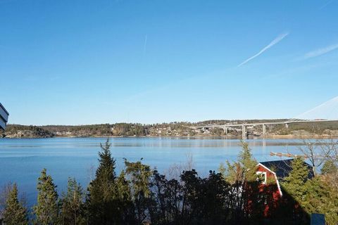 This house is perfectly located with incredible ocean views right next to the water on Ammenäs. Only an hours drive to the beautiful towns of Lysekil, Smögen, Fjällbacka, Hamburgsund and Grebbestad. 75 km to Gothenburg. The house is welcoming with a ...
