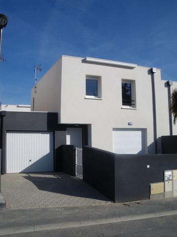 EIGENTIJDS F5 HUIS Zeer mooi eigentijds huis halfvrijstaand bij de garages, Type F5 Samengesteld op de begane grond van een grote garage, een grote woonkamer, een ingerichte keuken, een toilet, een badkamer met douche en een grote slaapkamer met kast...