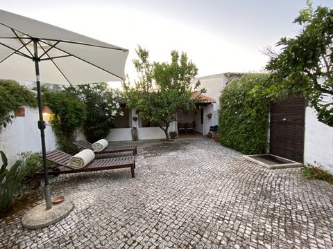 Casa da Galega, se encuentra en el centro de Portugal. ¡Un pequeño y pintoresco pueblo, capital del Caballo Lusitano! La casa tiene 2 dormitorios (1 cama de matrimonio y 1 con dos camas individuales), 1 baño, salón con cocina americana y patio privad...