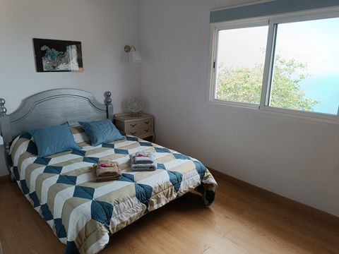 Comfortable studio in the north of Tenerife offers accommodation with free WiFi and city views in Sauzal. It offers sea views. The flat has 1 bedroom, a flat-screen TV, a washing machine, a bathroom with a shower and a kitchen equipped with a microwa...