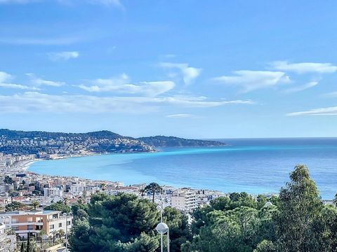 Nice Ouest - Splendid 81 m² flat, located in a residence sought after for its exceptional setting, just 10 minutes' walk from the sea. Offering breathtaking panoramic sea views, this unique property comprises three bright, well-appointed rooms. The f...
