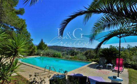 Discover the timeless elegance of this charming stone villa with a beautiful swimming pool offering an exceptional view of the village of Fayence. A rare villa of 300m2 in a dominant position. The property consists of a private forest of approximatel...