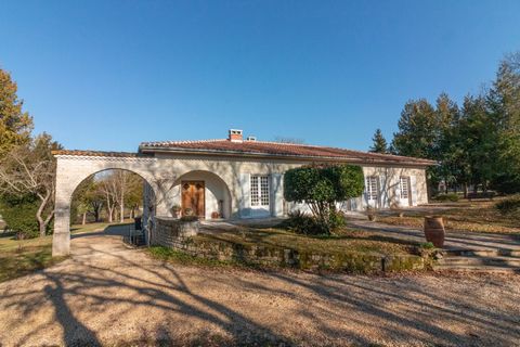 In the pretty village of Saint-Même-Les-Carrières, this attractive 4-bedroom single-storey house sits in over an acre of park-like garden and is within walking distance of the bar, restaurant and boulangerie. Approached via a long drive, the house si...