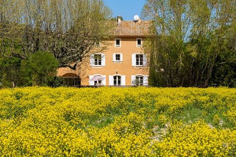 Discover this sublime property in the countryside near Vaison-la-Romaine. With a living area of approximately 195m2 on a plot of 9615m2. Bordered by majestic plane trees, this residence will seduce you from the moment you arrive. On the ground floor,...