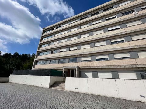 Excelente oportunidade para adquirir este apartamento T3 com uma área total de 156 m2, localizado em Moreira, na Maia, distrito do Porto. Localizado em zona residencial tranquila, o imóvel fica próximo de locais de comércio, serviços, espaços verdes ...