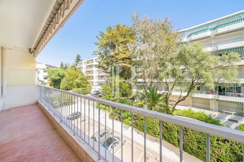 Cannes Basse Californie: Behind the Croisette, in a secured residence with a caretaker, a very beautiful renovated 2-bedroom apartment of 87 sqm with a lovely west-facing terrace. It consists of an entrance, a west-facing living room opening onto the...