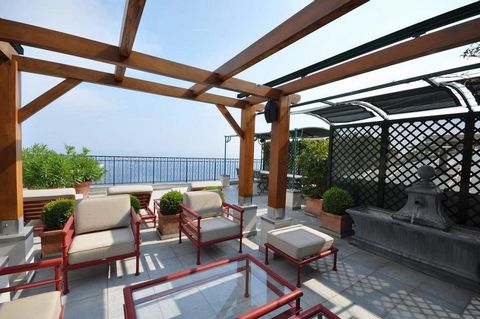 Located in a bourgeois building, close to the Casino and the beaches, magnificent duplex penthouse, recently renovated with high quality finishes, offering a breathtaking view of the sea. With 150 m2 of living space, it comprises a large living room,...