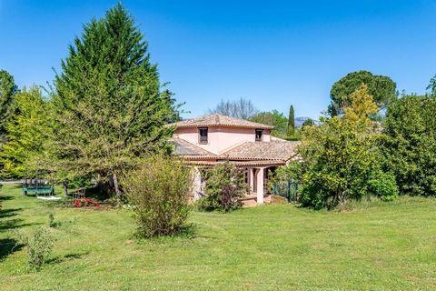Well maintained 170 m2 villa offering 4 bedrooms and 1 office, on a great flat land of 4425 m2. Located in a residential and quiet area, close to the forest, it has been built in 1993. It comprises of, on the ground floor, a spacious and bright livin...