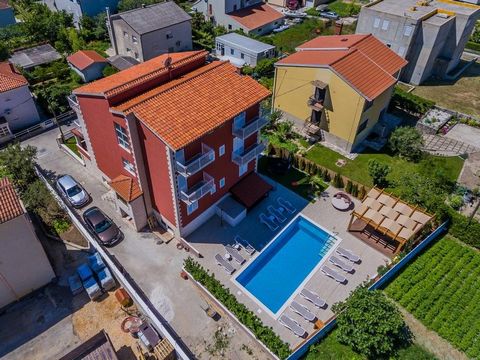 Neue Villa mit Swimmingpool auf 4 Etagen, Meerblick, Spa-Center, 100 m vom Strand entfernt und in der Nähe des Flughafens Kaštela-Split. Die Villa ist komplett luxuriös eingerichtet und für Vermietungszwecke ausgestattet. Eine Investition mit hervorr...