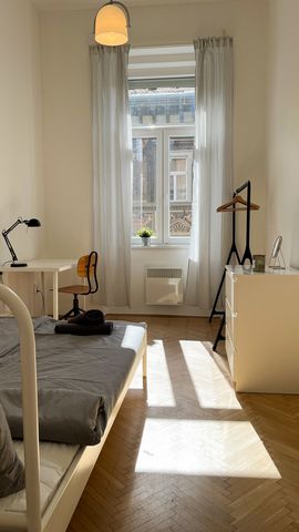 Private room in a freshly renovated, well-equipped, centrally-located flat in downtown Budapest. The flat has 5 fully equipped, bright and clean rooms (10-13m2), 2 bathrooms with shower, toilet, sink and a shared kitchen with dining space. The buildi...