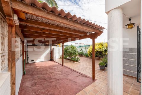 Welkom bij u thuis in Arguineguin! Halfvrijstaande villa te koop Bent u op zoek naar een gezellig huis op een bevoorrechte locatie op Gran Canaria? Wij presenteren deze charmante halfvrijstaande woning die comfort combineert met de mogelijkheid om de...