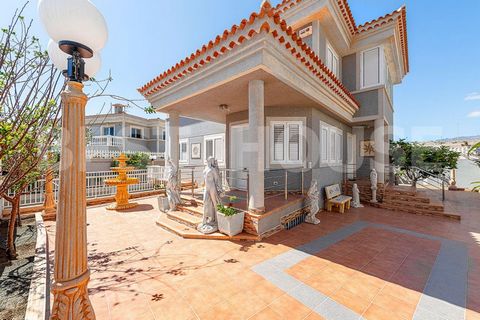 Select totally independent villa on a 449m2 plot in one of the most privileged areas in the south of Gran Canaria! Located in the best area of Meloneras, the Residencial Meloneras Hills and 4 minutes by car from Meloneras beach (1.6km), and just 2-3 ...