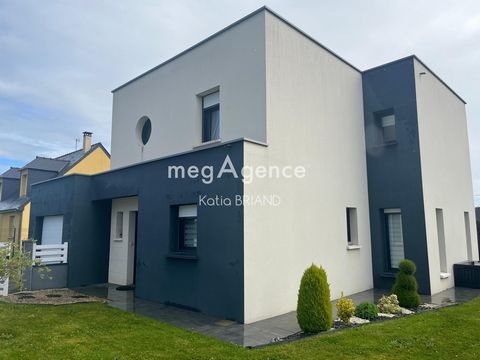 ST JEAN-SUR MAYENNE. Discover this spacious and bright contemporary house of approximately 126 m². Perfect for a family, it offers assured comfort and tranquility. Living room with wood stove, lounge access to the terrace, equipped kitchen, master su...