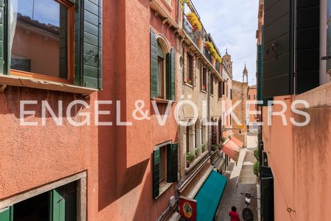 In the heart of St. Mark's, just a few metres away from Campo Santo Stefano, one of the largest in Venice, we reach this delightful flat, an exclusive residence in a charming ground-floor block with an independent entrance. Spread over two floors, th...
