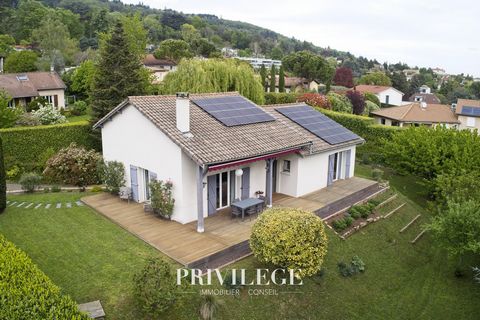 Charming house from the late 70's/early 80's, completely renovated on a wooded plot of 1400m2, with a swimming pool and a possibility of extension of more than 100 m2. As soon as you enter the hall, a welcoming atmosphere awaits you with its Farrow &...