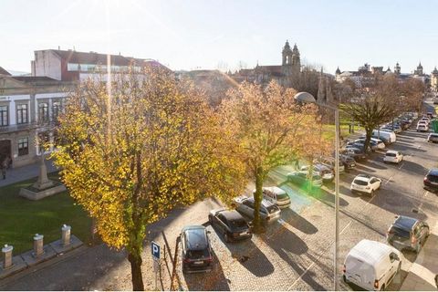 A great opportunity for those who dream of living or expanding their business in the Historic Center of the city of Braga. With a focus on the importance of the heritage recovery and conservation process, a landmark building, located in the heart of ...