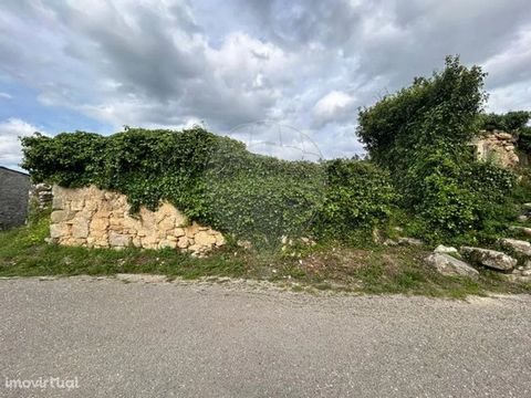 Ruin with land located in Jagardo, Redinha. Ideal for the construction of a villa, in a calm and quiet area where contact with nature predominates. Fantastic sun exposure, flat land and close to several services, being only 5 minutes from the entranc...