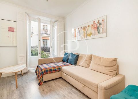 EXTERIOR FLAT IN CLASSIC BUILDING IN JUSTICIA We present this beautiful renovated flat located in the well-known Augusto Figueroa street, in the heart of the Chueca/Justicia neighbourhood. The property is on the third floor of a classic building dati...