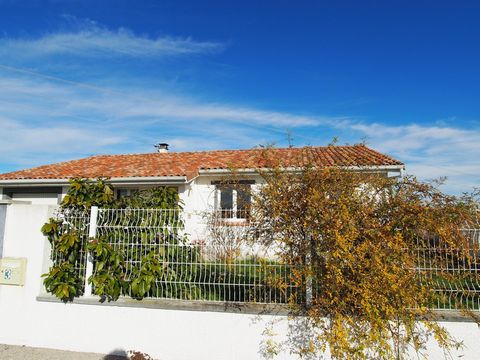 Very bright single-storey house of about 93 m2 on a fenced garden of 1008 m2. It offers a pleasant living room with an open kitchen, three bedrooms with cupboards, a bathroom with double sink and bathtub, separate toilet. Plenty of storage. The villa...