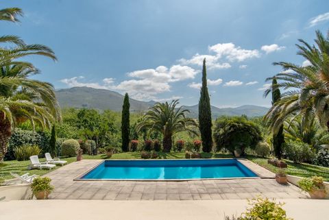 Discover this magnificent Mediterranean-style residence, offering a generous surface area of more than 200m² and a breathtaking view of the majestic Rhune mountain. Benefiting from a south-facing exposure, the wooded land bathed in the Basque Country...