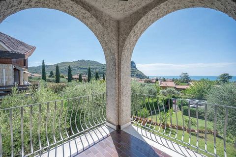 Nelle prime colline di Torri del Benaco, sorge questa villa bellissima, un autentico capolavoro architettonico che cattura l’attenzione fin dal primo sguardo.