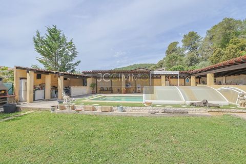 GONFARON - JCG IMMO offers you a single storey T4 detached villa of 96m2 + 2 outbuildings with swimming pool in a quiet area at the entrance of Gonfaron. Flat and fenced plot of 852 m built in 2002 Outside: The 2 garages (18m2 and 25m2); The Diffazur...