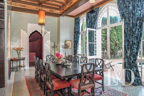 Magnificent property perched on the heights of the city of Tangier. This property with a living area of approximately 1000m2 built from 1995 to 1998 on 2624m2 of land and on 3 levels is unlike any other, gently placed on the heights of the hills, it ...