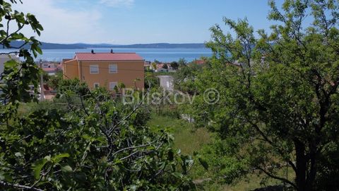 Kaštel Gomilica, building plot of approx. 900m2 for the construction of a residential building. Building land, of regular, rectangular shape, is located in a quiet environment above the highway in Kaštel Gomilica. The access to the plot is on a small...