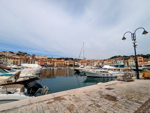13260 Cassis Grande Couronne This charming house is ideally located in the heart of the port center, in the picturesque quiet little streets of old Cassis. You will be enchanted by its immediate proximity to the lively shops and the warm atmosphere o...